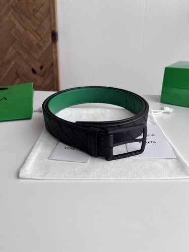 Bv 2025最新款男士编织腰带 纯手工Intreccio大格子编织 双面意大利小牛皮搭配真空枪色针扣 侧面有标识 皮带宽度35Mm 颜色: 黑色 Bv绿