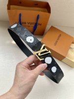 特 4.0宽 Lv X Yk Lv Initiales 双面腰带来自路易威登 X 草间弥生合作系列，展现手绘效果波点印花的艺术精髓。Monogram Eclip