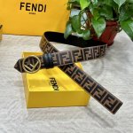 Fendl 芬迪 专柜同款 宽40Mm 标志造型宽皮带。钉扣式带扣。棕色小牛皮制成。印有浮雕手绘黑色与棕色 Ff 图案。镀金表面金属制品，品质保证。