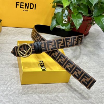 Fendl 芬迪 专柜同款 宽40Mm 标志造型宽皮带。钉扣式带扣。棕色小牛皮制成。印有浮雕手绘黑色与棕色 Ff 图案。镀金表面金属制品，品质保证。