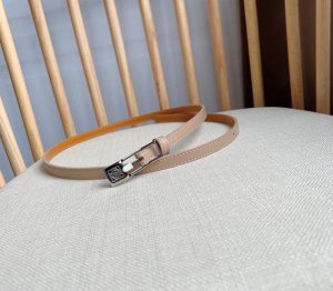 特 Loewe 罗意威 专柜最新同款腰带 选用光滑牛皮革窄款腰带 配有anagram挂锁针扣 卓越的工艺 个性的造型 精美的材质 宽:1.0Cm