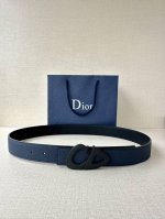 宽度3.5Cm Dior 这款黑色哑光涂漆饰面 不锈钢腰带扣是春季男装系列新品，展示 Cd30 标志，灵感源自 B30 运动鞋。可与各式 35 毫米腰带搭配，提