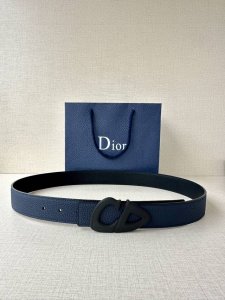 宽度3.5Cm Dior 这款黑色哑光涂漆饰面 不锈钢腰带扣是春季男装系列新品，展示 Cd30 标志，灵感源自 B30 运动鞋。可与各式 35 毫米腰带搭配，提