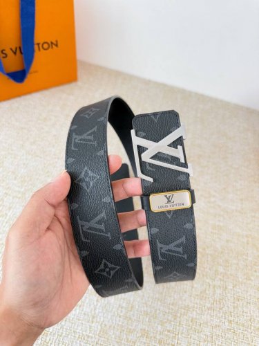 品名： Lv..路易..威登腰带皮带原单 DDD 型号：挂扣，经典纯钢材质挂扣，头层牛皮，图片实物拍摄 DDD 材料：头层牛皮，挂扣系列，纯钢材质扣头，钯镀电镀