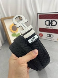 品名：菲拉格幕 自动带 材质：原单牛皮腰带 百分百头层牛皮腰带保证真皮，24K纯钢扣，专柜原单品质、做工精细，时尚大牌，送人自用首选 包装： 请认准如图专柜包装