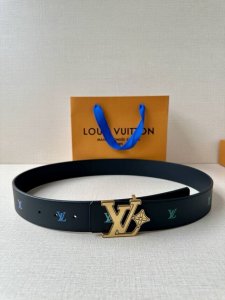 特 Lv首字母4.0宽 是那些欣赏色彩的人的一种生动风格 表带的一面由黑色皮革制成 印有Lv盾形图案 以彩虹渐变呈现 这种组合 加上Gleaming Buckl