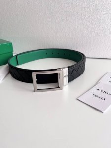 特 Bv 新款男士编织腰带 双面用 纯手工intreccio大格子编织 双面意大利小牛皮搭配复古银色可旋转方形扣 正面有标识 宽度35Mm 颜色: 黑色 Bv绿