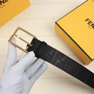 Endi 宽38Mm 标志造型宽皮带。原版针扣，进口原版小牛皮制成。印有浮雕黑ff 图案。镀金表面金属制品，品质保证。