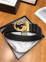 配送专柜全套礼盒包装。古驰：原单品质，双面腰带，一侧为gucci Signature皮革，反面一侧为单色皮革。配以interlocking G旋转扣，双面可用，
