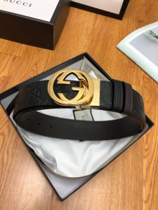 配送专柜全套礼盒包装。古驰：原单品质，双面腰带，一侧为gucci Signature皮革，反面一侧为单色皮革。配以interlocking G旋转扣，双面可用，