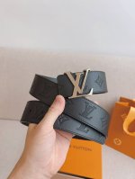 Lv 此款以天然小牛皮搭配路易威登特色设计元素的Lv Pyramide 腰带，时尚新潮，尽显品牌个性。小牛皮材质，饰有路易威登标志性的Monogram压纹。Lv