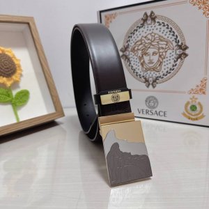 品名：Versace.范思哲 材质：原单牛皮腰带 百分百头层牛皮腰带保证真皮，24K纯钢扣，专柜原单品质、做工精细，时尚大牌，送人自用首选 包装