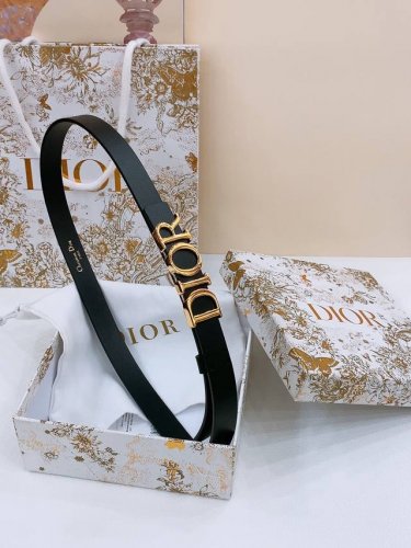 Dior d-Dream腰带采用光滑牛皮材质精心制作 搭配富有光泽的金属Dior腰带扣提升格调 突显腰部曲线 彰显优雅气质 可与牛仔裤 半身裙或连衣裙轻松搭配