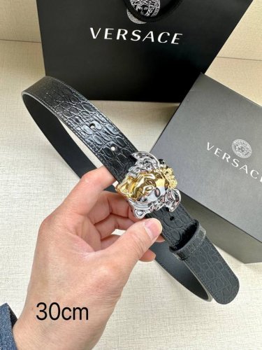 特 Versace宽度3.0Cm 此款腰带由优质皮革制成，饰有La Greca彰显个性设计。该铆钉腰带饰有La Greca五金搭扣配件，打造Versace造型。