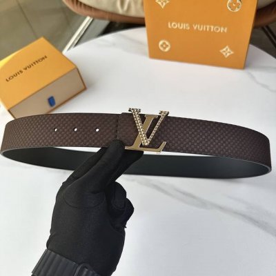 L0Uis Vuitt0N 專櫃最新升級版本 寬度40Mm 原廠小牛皮面壓刻有小格子圖案效果 進口柔軟小牛皮底 搭配新型字母搭扣 百搭易襯！
