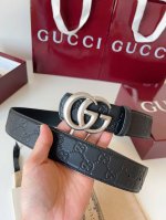 Gucci 这款男士腰带亮眼吸睛，是2026早春系列之一。腰带扣设有一个销钉，可轻松翻转互扣式双G造型配件。一面为黑色Gg印花压纹牛皮革，另一面为黑色皮革，宽度