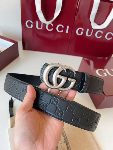 Gucci 这款男士腰带亮眼吸睛，是2026早春系列之一。腰带扣设有一个销钉，可轻松翻转互扣式双G造型配件。一面为黑色Gg印花压纹牛皮革，另一面为黑色皮革，宽度