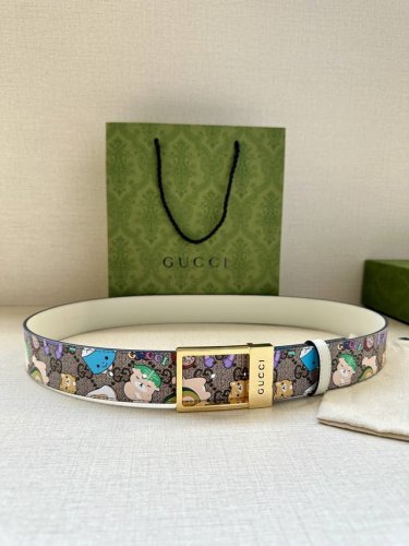 特 宽度3.8Cm Gucci Gg Marmont系列每一季都会推陈出新，为灵感源于70年代的标志性Gg配件注入宠物现代精髓。这款Gg Supreme帆布腰带