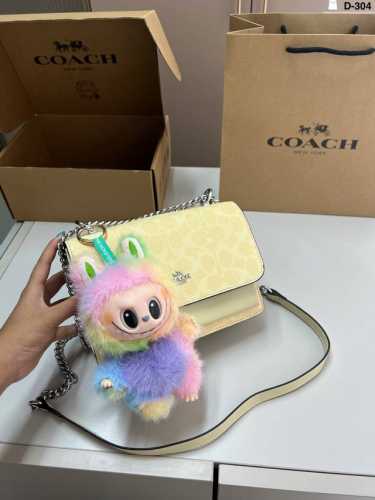 配Labubu拉布布挂件 Coach蔻驰奶油黄风琴包 春夏和奶油黄好配 适合日常 通勤 出街 D-304尺寸21×14飞机盒