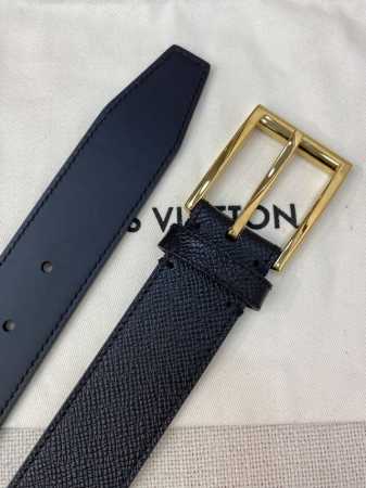 Lv经典系列腰带采用Lv Logo金属环设计，适合休闲低调的男士使用；经典设计元素。宽度35Mm - 点击图像关闭