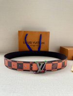 特 本款 Lv Initiales 双面腰带出自 春夏男装秀场，为 Damier Pop 帆布浸染潮流新色，翻转可见光滑素雅牛皮革。Lv 字母搭扣与崭新 Lou