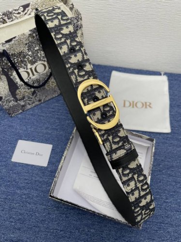 迪奥550 3.5Cm。特 这款 Montaigne Avenue 腰带从同名手袋汲取灵感，采用黑色光滑 牛皮革精心制作，质感柔软，设计优雅，饰以富有光泽的新款