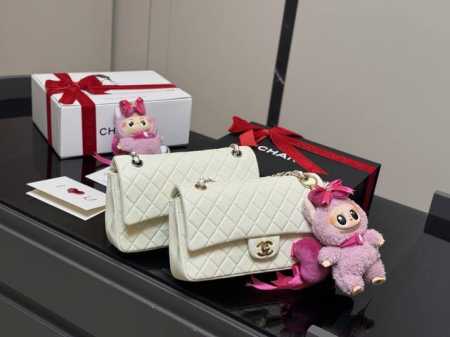 配挂件 配折叠盒 香奈儿Chanel Cf链条包25Cm Chanel Cf 从诞生之日，就成为了经典，并且几十年都经久不衰，也印证了那句话： 流向易逝，风格永 - 点击图像关闭