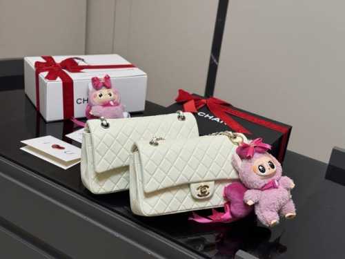 配挂件 配折叠盒 香奈儿Chanel Cf链条包25Cm Chanel Cf 从诞生之日，就成为了经典，并且几十年都经久不衰，也印证了那句话： 流向易逝，风格永