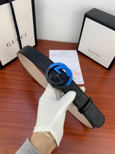 Gucci 經典款g家大花面带身 搭配新款烤漆钢扣採用精挑細選進口頂級牛皮，手感柔軟細膩！帶身寬度4.0Cm