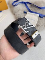 品名： Lv..路易..威登腰带皮带原单 型号：挂扣，经典纯钢材质花纹镂空挂扣，头层牛皮，图片实物拍摄 材料：头层牛皮，挂扣系列，纯钢材质扣头，钯镀电镀工艺永不