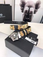 此款粒面牛皮革腰带配有一枚3D美杜莎带扣。饰有Gold Hibiscus印花。此印花代表不断的演进，用芙蓉花对往季的Barocco印花加以重新诠释，将一种意想不