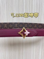 Flowergram 双面腰带选用 Monogram 帆布和 Monogram 压纹皮革演绎两式风尚，以宛若珠宝的柔美搭扣致意 Monogram 花卉，可为各式