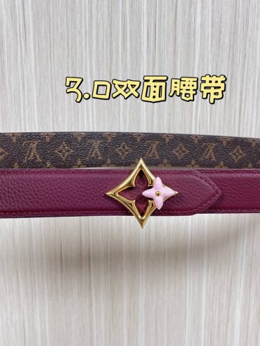 Flowergram 双面腰带选用 Monogram 帆布和 Monogram 压纹皮革演绎两式风尚，以宛若珠宝的柔美搭扣致意 Monogram 花卉，可为各式