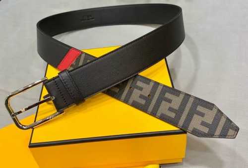 特P180 Fendi（芬迪） 宽40Mm 标志造型宽皮带。原版针扣，进口原版小牛皮制成。印有浮雕黑Ff 图案。镀金表面金属制品，品质保证。