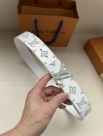 40毫米可逆带可以在两种方式。表带的一侧采用Monogram Shadow皮革打造标志性外观，另一侧则采用素色皮革打造低调效果。银色漆包条纹的 扣为这件作品增添