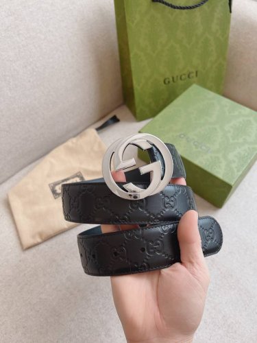 特 Gucci 互扣式双G带扣腰带，采用热压印技术的Gucci Signature皮革精制而成，触感厚实，印花图案清晰分明。时尚经典百搭款；皮带宽度：4.0Cm