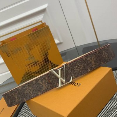 4.0Cm Pharrell Williams 以 New Steamer 系列的 Monogram 帆布重绎经典 Lv Initiales 双面腰带，呈现个性