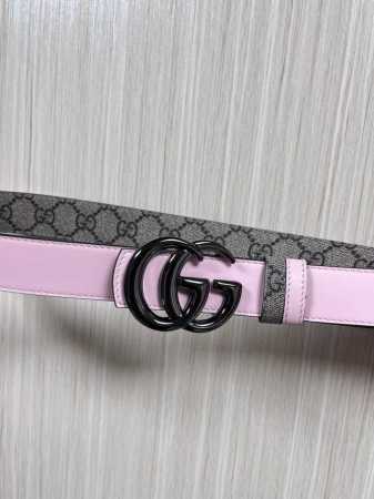 2025秋冬系列焕新演绎富有辨识度的Gg Marmont系列。这款双面窄版腰带采用Gg印花压纹皮革与皮革材质匠心打造，缀饰双G搭扣。 商品细节 一面为粉色Gg印 - 点击图像关闭