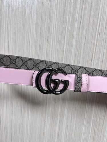 2025秋冬系列焕新演绎富有辨识度的Gg Marmont系列。这款双面窄版腰带采用Gg印花压纹皮革与皮革材质匠心打造，缀饰双G搭扣。 商品细节 一面为粉色Gg印