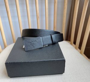 特 prada 普拉达 专柜最新款 这款百搭配饰定格简约而考究的设计 优雅的Saffano皮革交叉平行线纹理平添别样的微妙韵致 标识性的金属刻字徽标点缀搭扣 宽