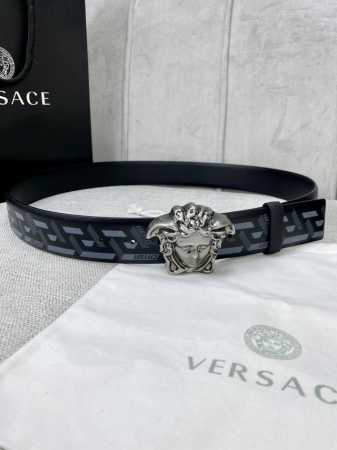 宽度4.0 Cm Versace 范思哲 此款经典的Versace腰带由柔软的小牛皮制成，饰有La Greca印花，并配有3D美杜莎腰带扣。 - 点击图像关闭
