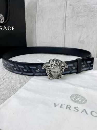 宽度4.0 Cm Versace 范思哲 此款经典的Versace腰带由柔软的小牛皮制成，饰有La Greca印花，并配有3D美杜莎腰带扣。