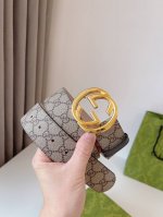 Gucci 新款圆形互扣式双G搭扣，配饰和成衣单品继续焕新演绎和呈现品牌经典细节。风格简而不失其华；适合各种穿搭风格。皮带宽度：4.0Cm