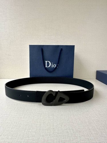 宽度3.5Cm Dior 这款黑色哑光涂漆饰面 不锈钢腰带扣是春季男装系列新品，展示 Cd30 标志，灵感源自 B30 运动鞋。可与各式 35 毫米腰带搭配，提