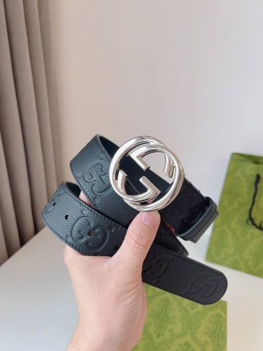 Gucci 新款圆形互扣式双G搭扣，配饰和成衣单品继续焕新演绎和呈现品牌经典细节。风格简而不失其华；适合各种穿搭风格。皮带宽度：4.0Cm