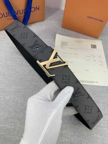 本款 Lv Initials 双面腰带拥有 Monogram Eclipse Reverse 图案和素净牛皮革两式风尚，闪耀 Lv 字母搭扣的瞩目光彩，为经典设