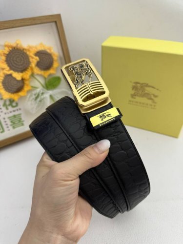品名：巴宝莉 自动带 材质：原单牛皮腰带 百分百头层牛皮腰带保证真皮，24K纯钢扣，专柜原单品质、做工精细，时尚大牌，送人自用首选 包装： 请认准如图专柜包装赠