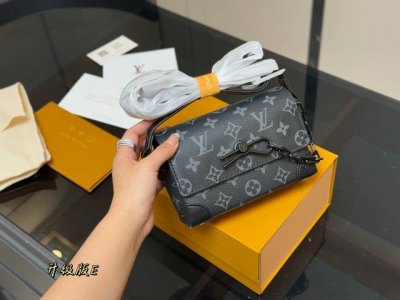 配折叠盒 Size：18*13Cm Lvsteamer Trunk 最新颜色！ 性价比真的很高 送男朋友的小姐姐们可以安排了 搜索：Lv Trunk