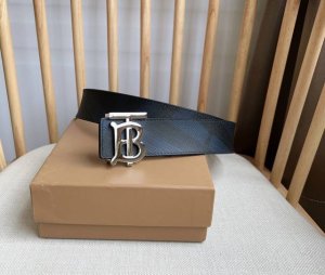burberry 巴宝莉 Tb专属标识图案 意大利制皮革腰带 采用百搭双色设计 宽:4.0Cm 今年B家最新款式 亲们赶紧转图下单哦！ 简单精致 流行款