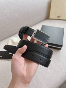 万宝龙 他们自信而不拘泥于传统思维，懂得享受成功的喜悦及生活的乐趣。其设计简洁流畅，小巧典雅，势必成为现代流行文化的新符号。结合万宝龙传统工艺及现代设计的精髓，